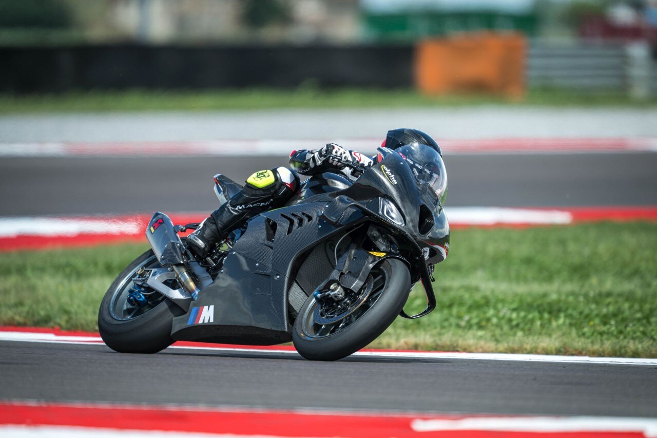 DueruoteTG #238 - Abbiamo guidato in pista la BMW che corre in SBK! 